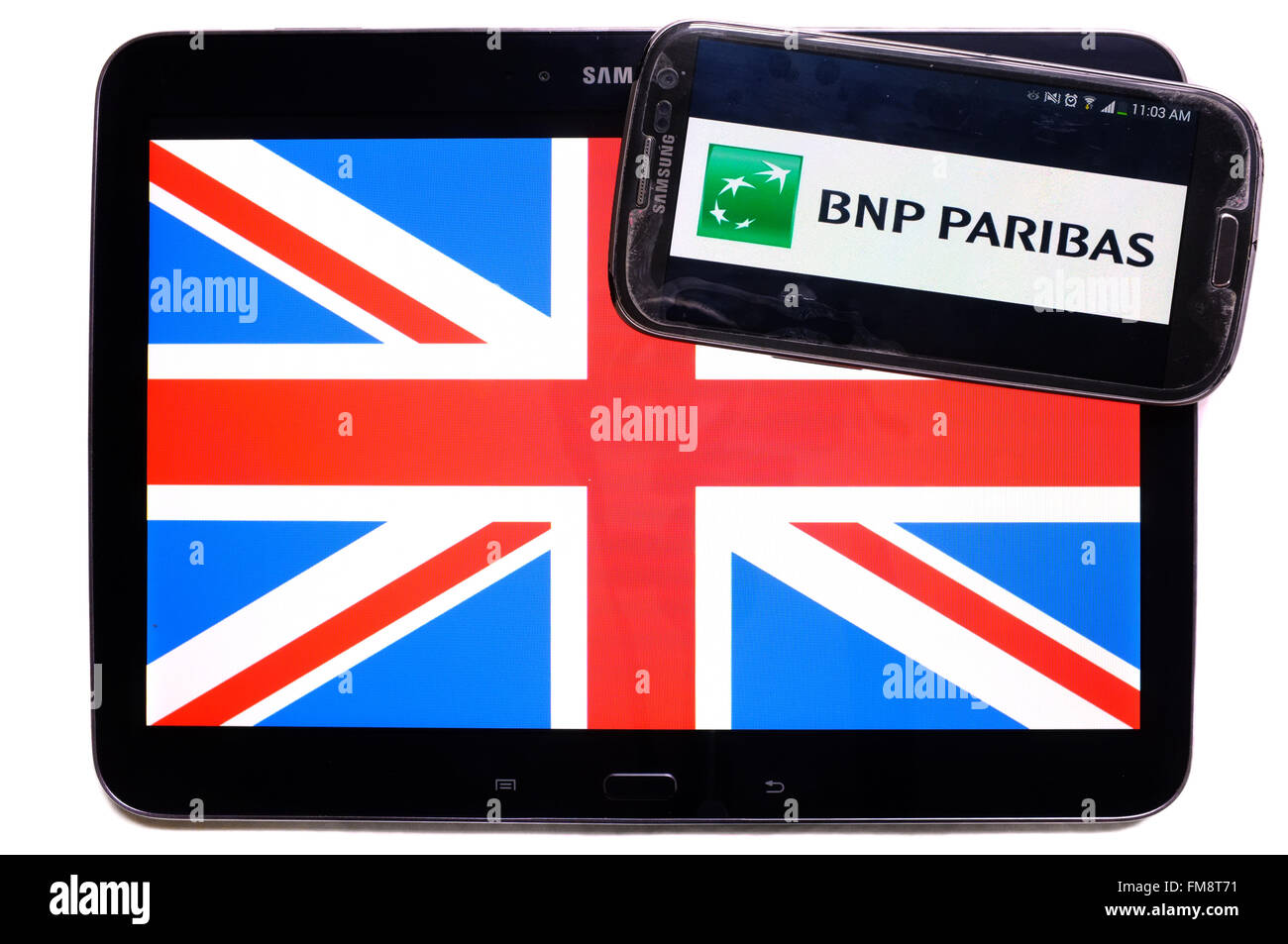 Der Union Jack auf einem Tablet und das Logo von BNP Paribas auf einem Smartphone vor einem weißen Hintergrund. Stockfoto