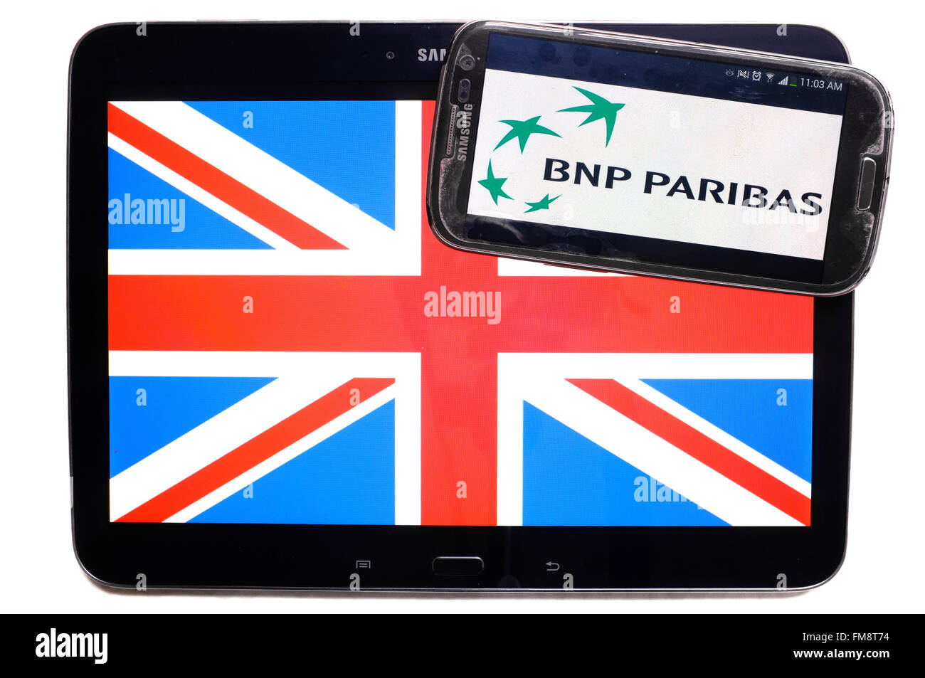Der Union Jack auf einem Tablet und das Logo von BNP Paribas auf einem Smartphone vor einem weißen Hintergrund. Stockfoto