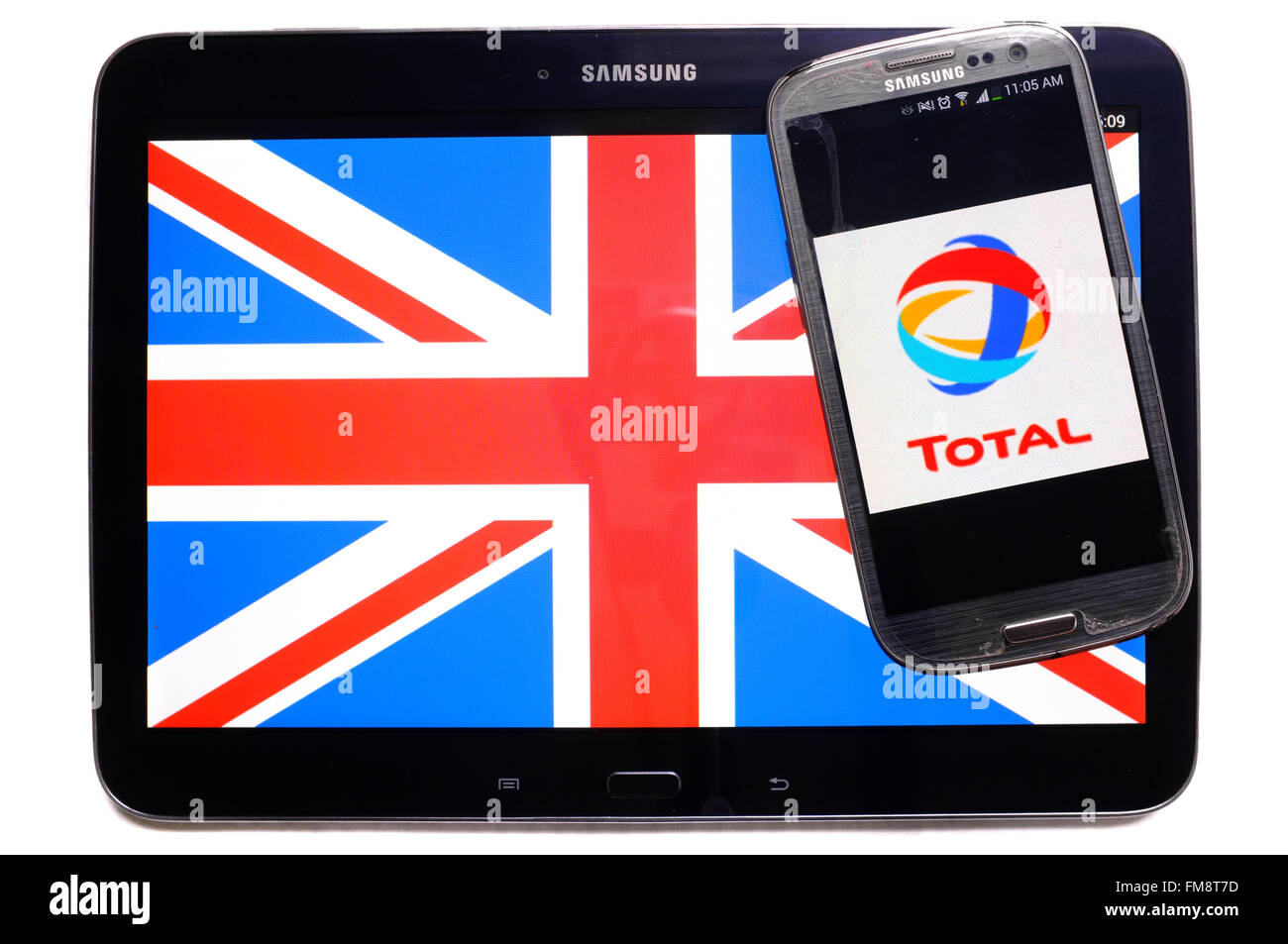 Der Union Jack auf einem Tablet und das Logo der insgesamt auf einem Smartphone vor einem weißen Hintergrund. Stockfoto