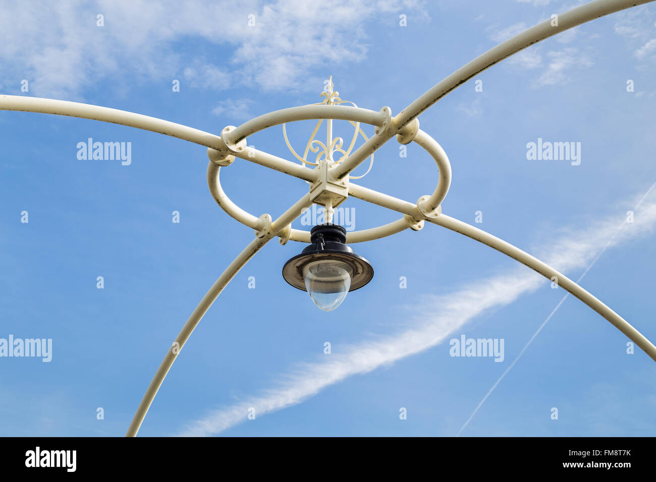 Nach oben auf die Bogenwangen das Haus die Lichter auf dem Southport Pier in Merseyside. Stockfoto