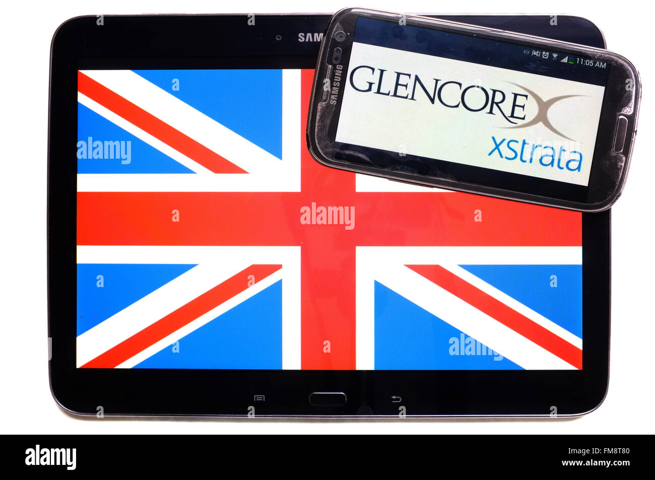 Der Union Jack auf einem Tablet und das Logo von Glencore Xstrata auf einem Smartphone vor einem weißen Hintergrund. Stockfoto