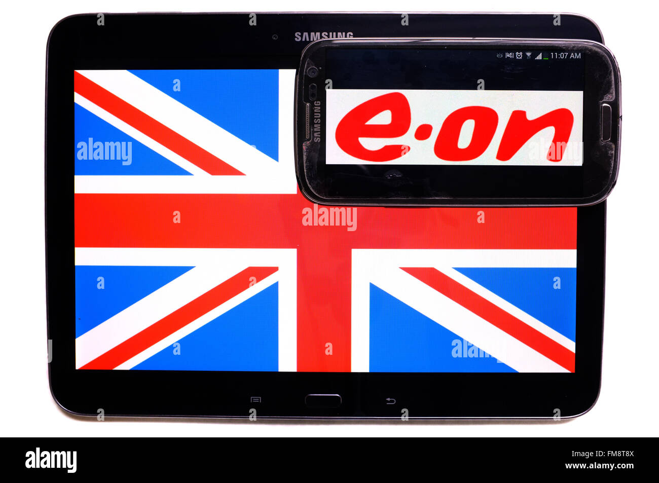 Der Union Jack auf einem Tablet und das Logo von E-On auf einem Smartphone vor einem weißen Hintergrund. Stockfoto