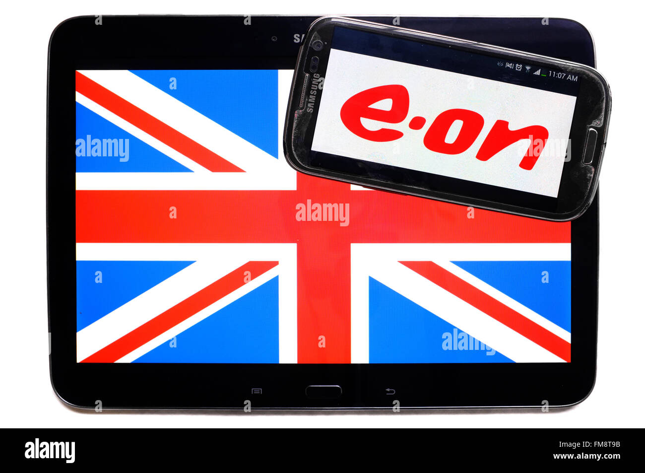 Der Union Jack auf einem Tablet und das Logo von E-On auf einem Smartphone vor einem weißen Hintergrund. Stockfoto