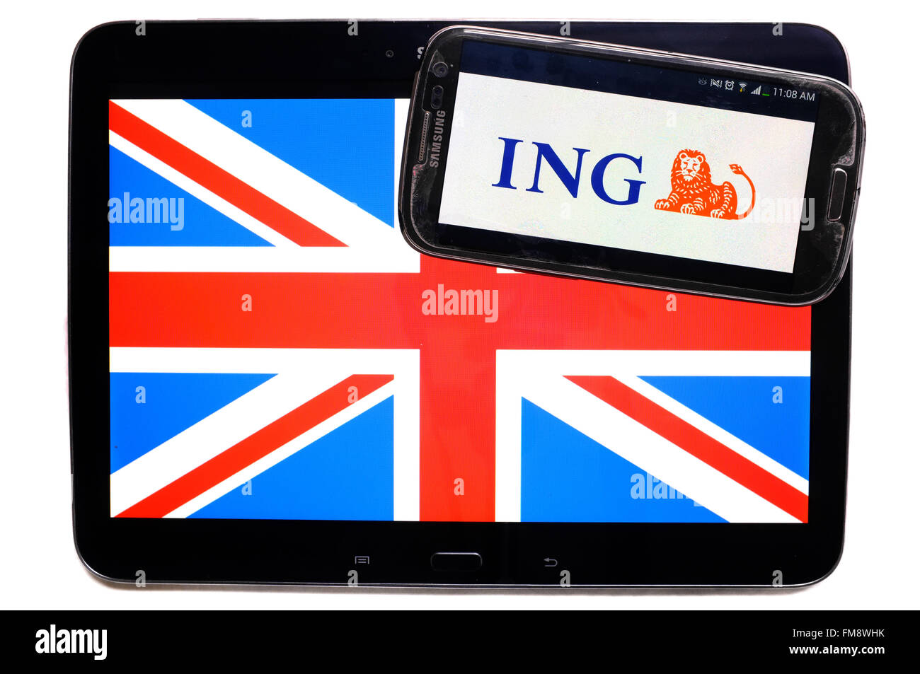 Der Union Jack auf einem Tablet und das Logo von ING auf einem Smartphone vor einem weißen Hintergrund. Stockfoto