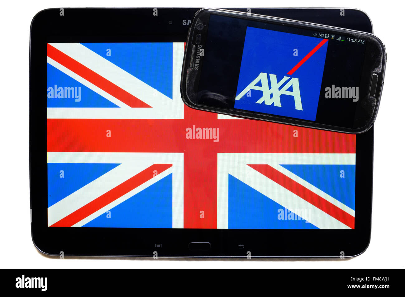 Der Union Jack auf einem Tablet und das Logo der AXA auf einem Smartphone vor einem weißen Hintergrund. Stockfoto