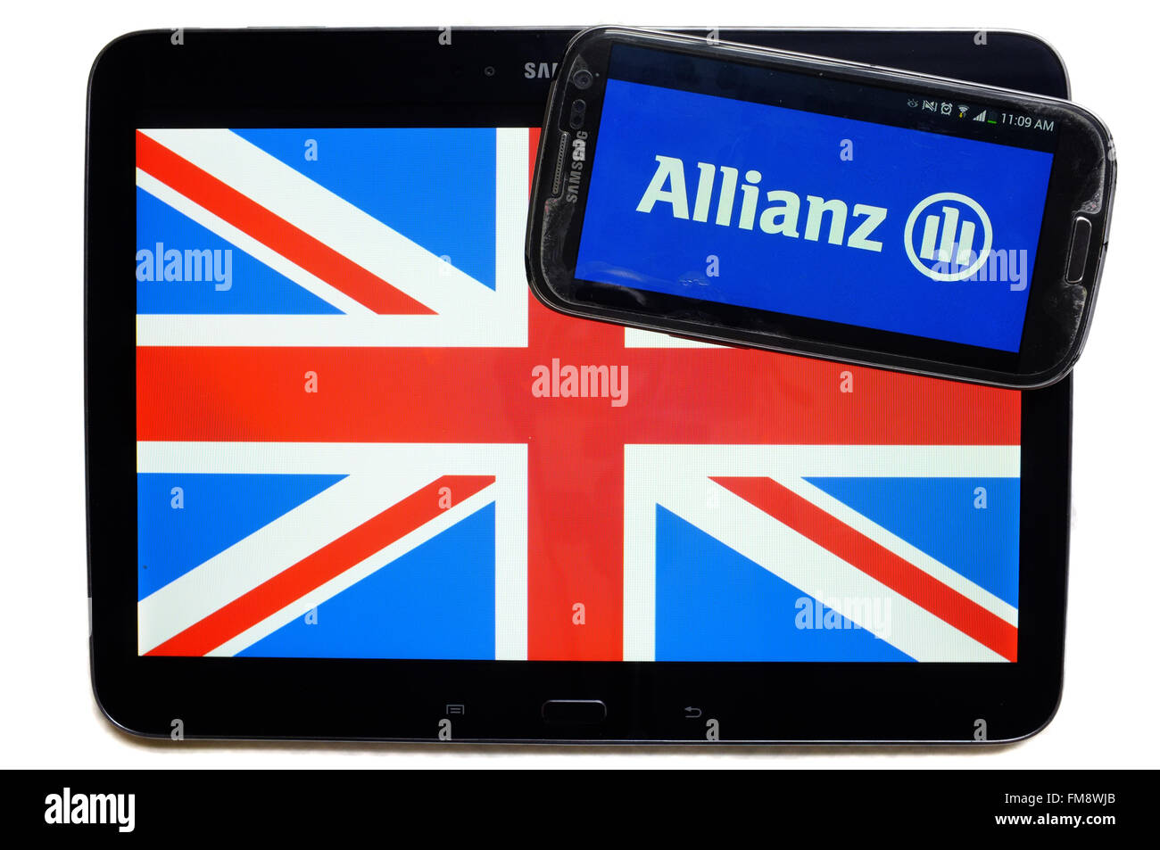 Der Union Jack auf einem Tablet und das Logo der Allianz auf einem Smartphone vor einem weißen Hintergrund. Stockfoto