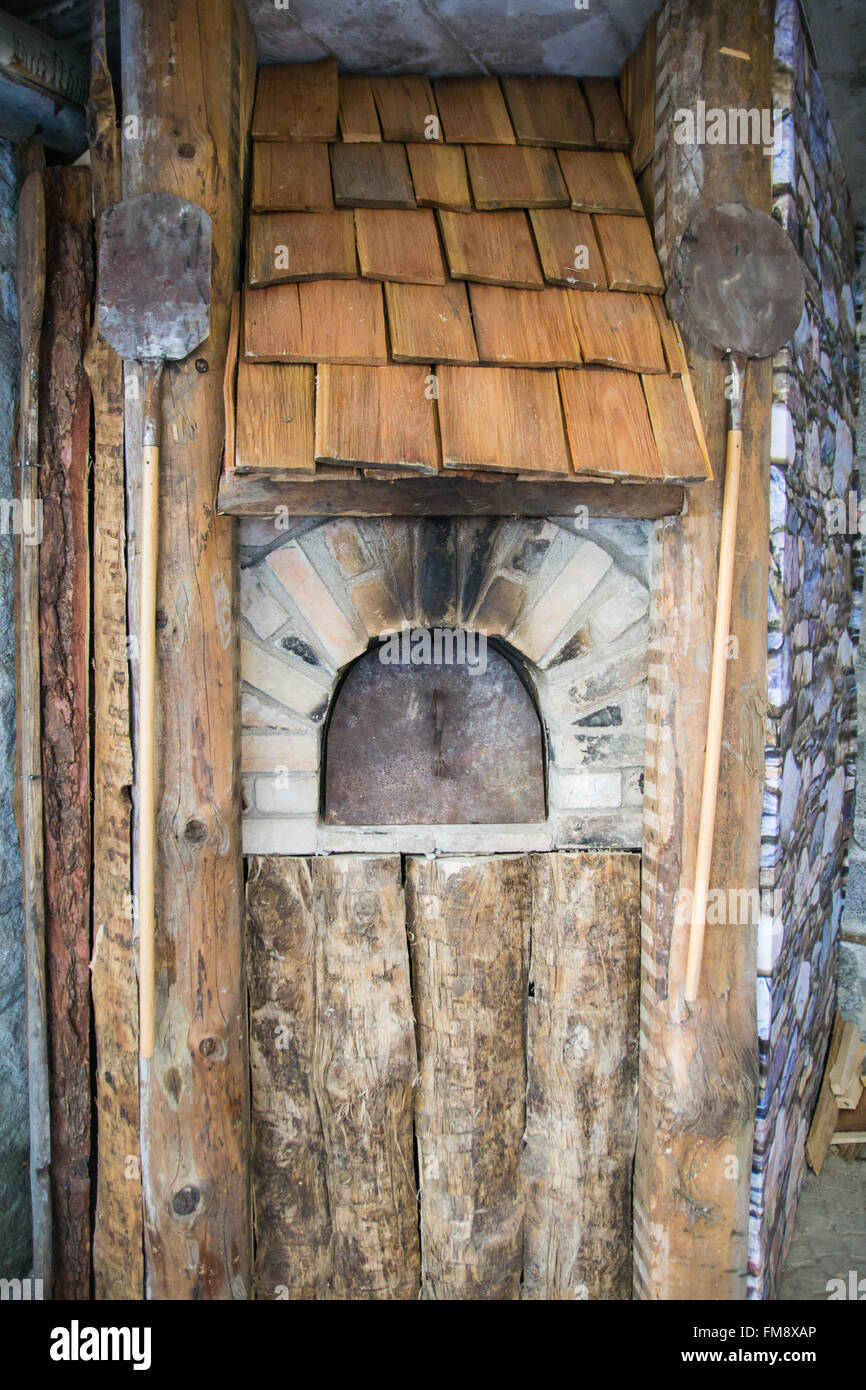 Detail von einem Outdoor-Holzofen zum Backen von Brot. Stockfoto