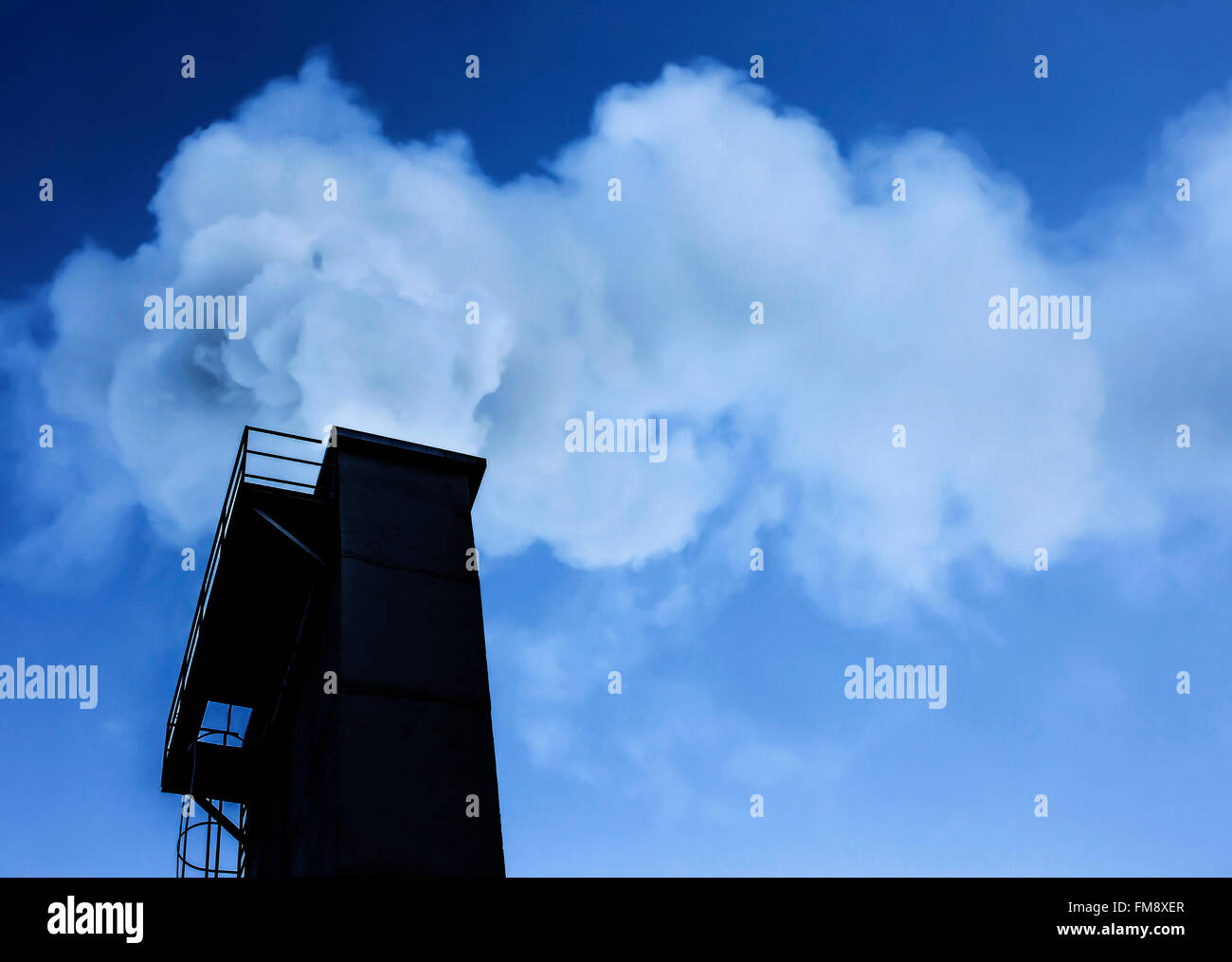 Dramatische Industrie Schornstein Silhouette anstrengend co2 in der Atmosphäre. Stockfoto