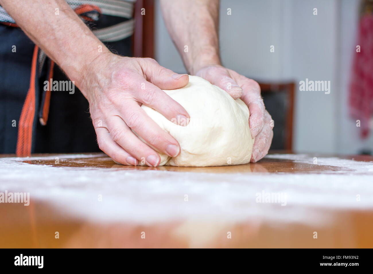 Männliche Baker macht Brot auf dem Tisch Stockfoto
