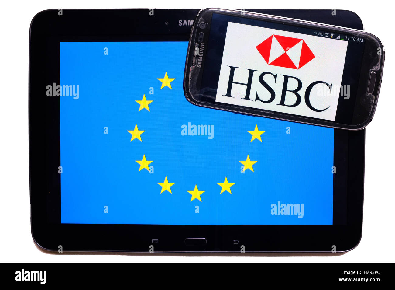 Ein Smartphone mit dem HSBC Logo auf einem Tablet mit der EU-Flagge auf weißem Hintergrund fotografiert. Stockfoto