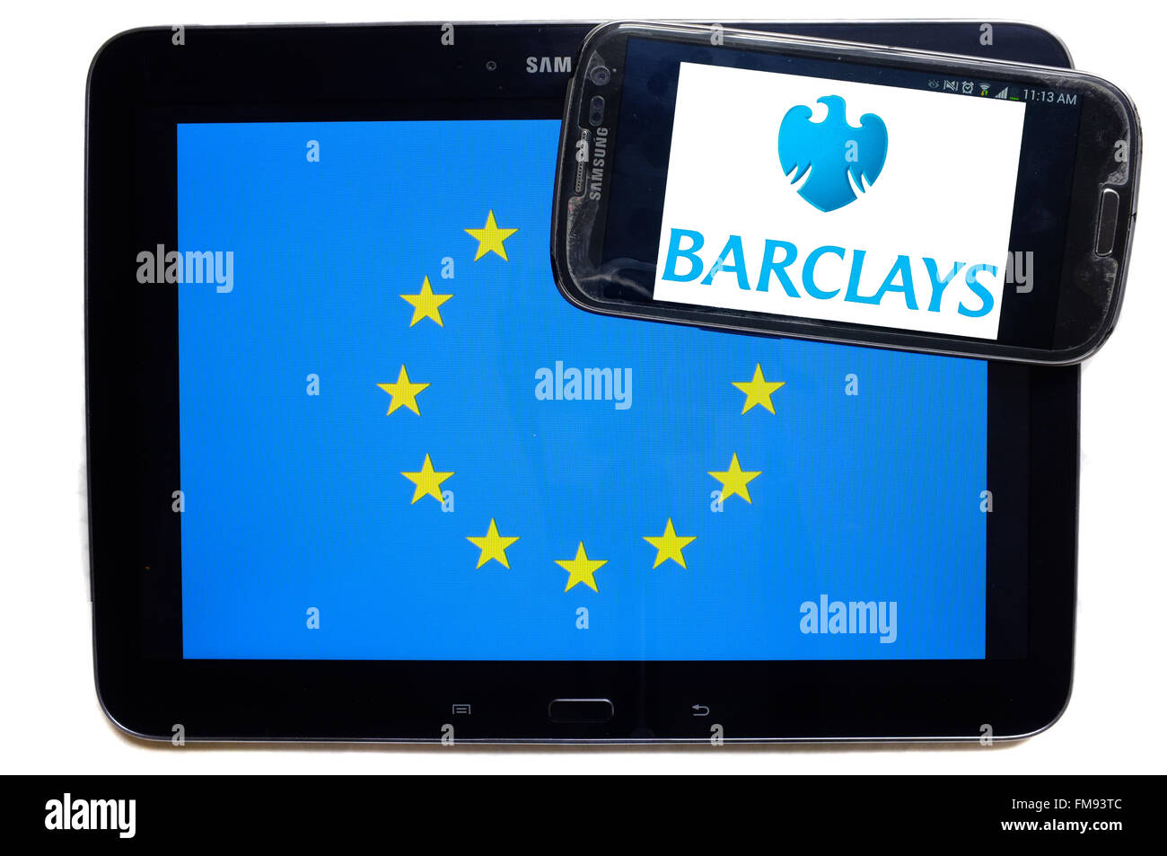 Ein Smartphone mit der Barclays-Logo drauf auf einem Tablet mit der EU-Flagge auf weißem Hintergrund fotografiert. Stockfoto