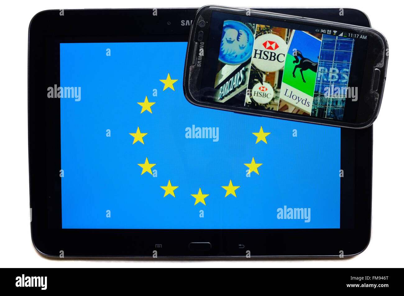 Ein Smartphone zeigt die Logos der britischen Banken durch eine Tablette mit der EU-Flagge auf weißem Hintergrund fotografiert. Stockfoto