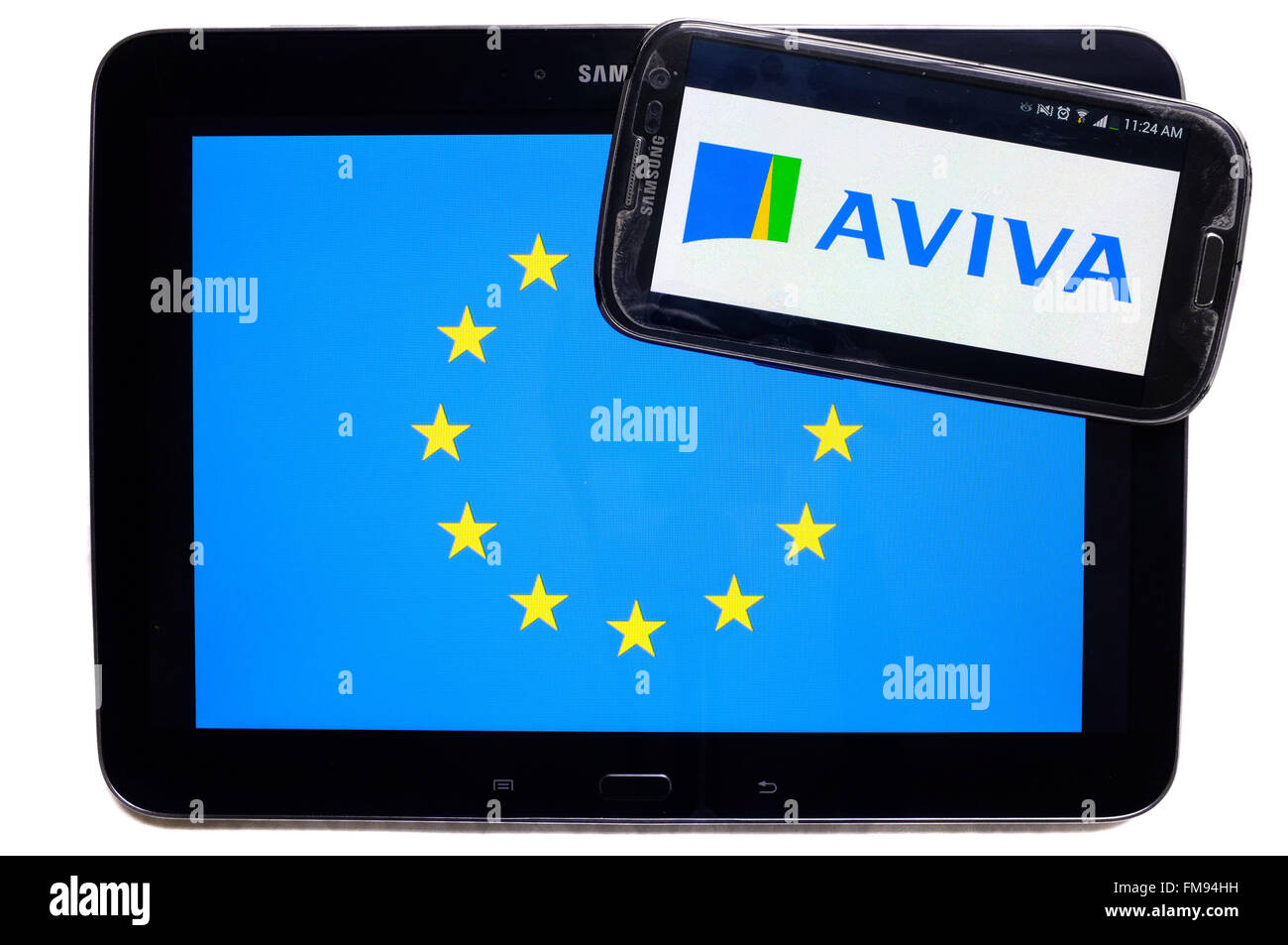 Ein Smartphone mit dem Aviva-Logo drauf auf einem Tablet mit der EU-Flagge auf weißem Hintergrund fotografiert. Stockfoto
