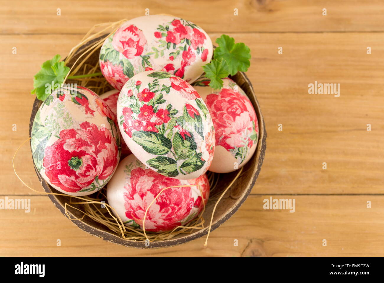 Dekorierte Ostereier in einer Kokosnussschale als eine Schüssel Stockfoto