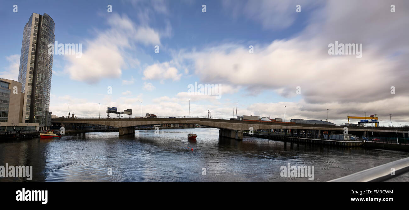 Brücke der Autobahn am Fluss Lagan in Belfast Stockfoto