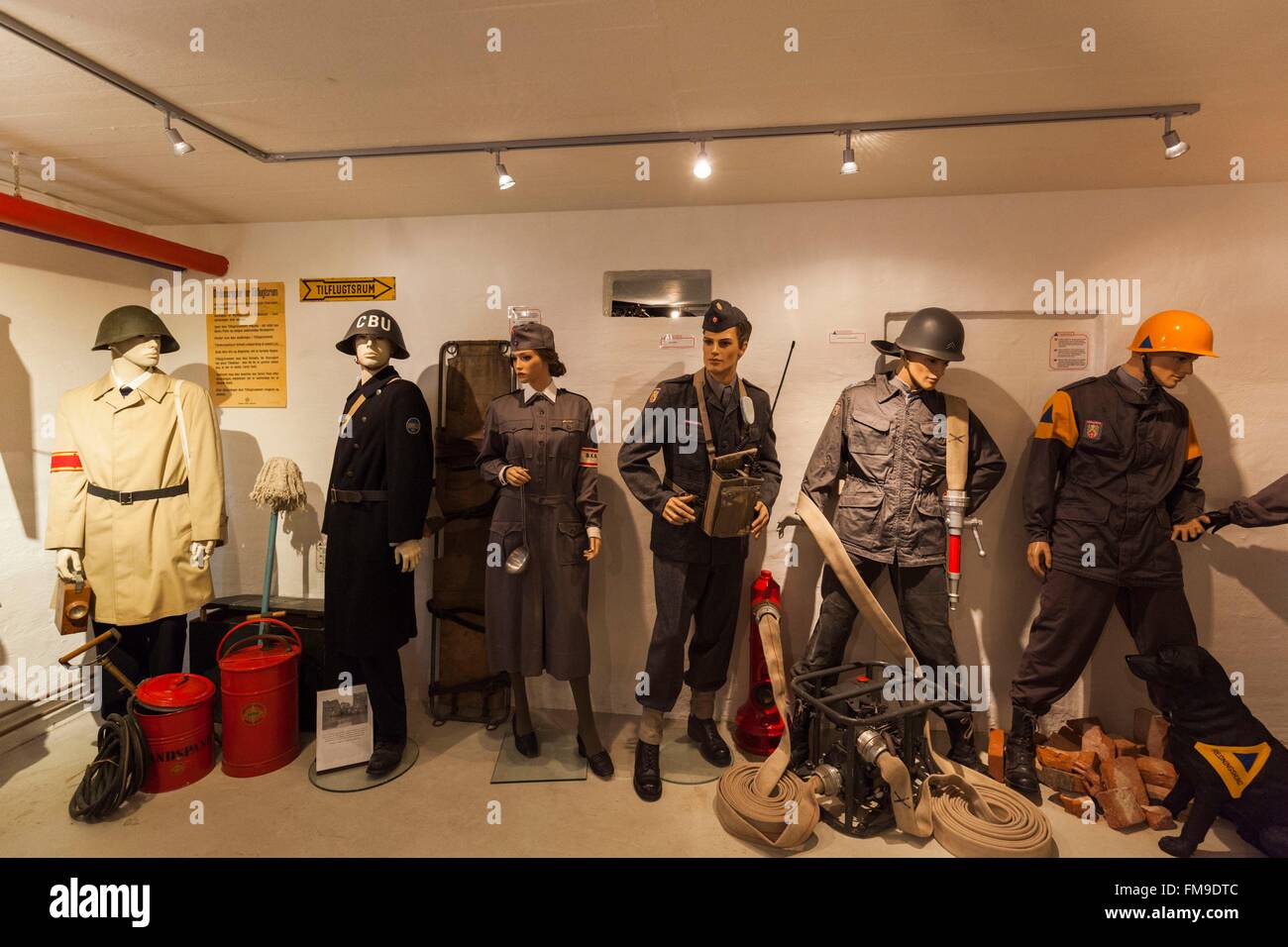 Dänemark, Fünen, Odense, Odense Bunkermuseum, Zeit des Kalten Krieges Zivilschutz bunker Interieur, dänische militärische Uniformen Stockfoto