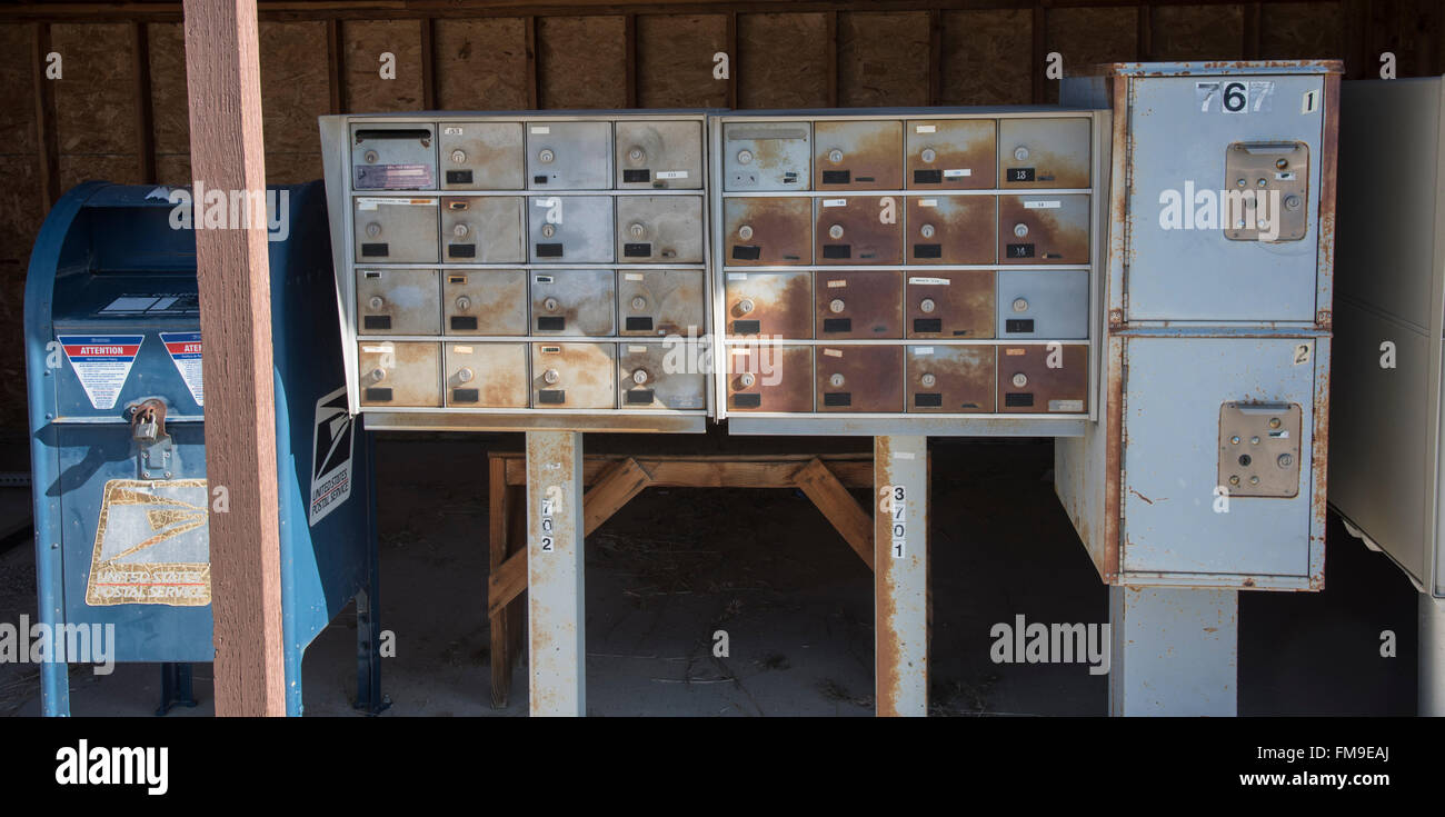 Alten ländlichen Mobile gesperrt, Briefkästen und US Versand Box, Idaho, USA Stockfoto