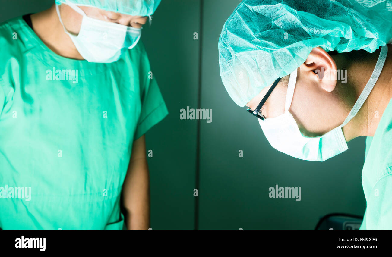 Chirurgen während einer Operation im Krankenhaus Stockfoto