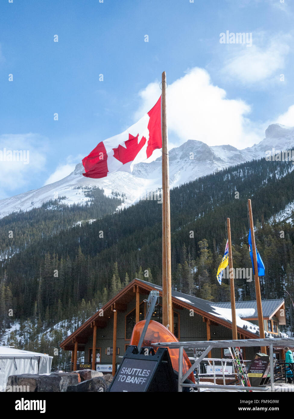 Der kanadische Maple Leaf Flagge im Sunshine Village Ski Resort in Banff in den Rocky Mountains Kanada Stockfoto