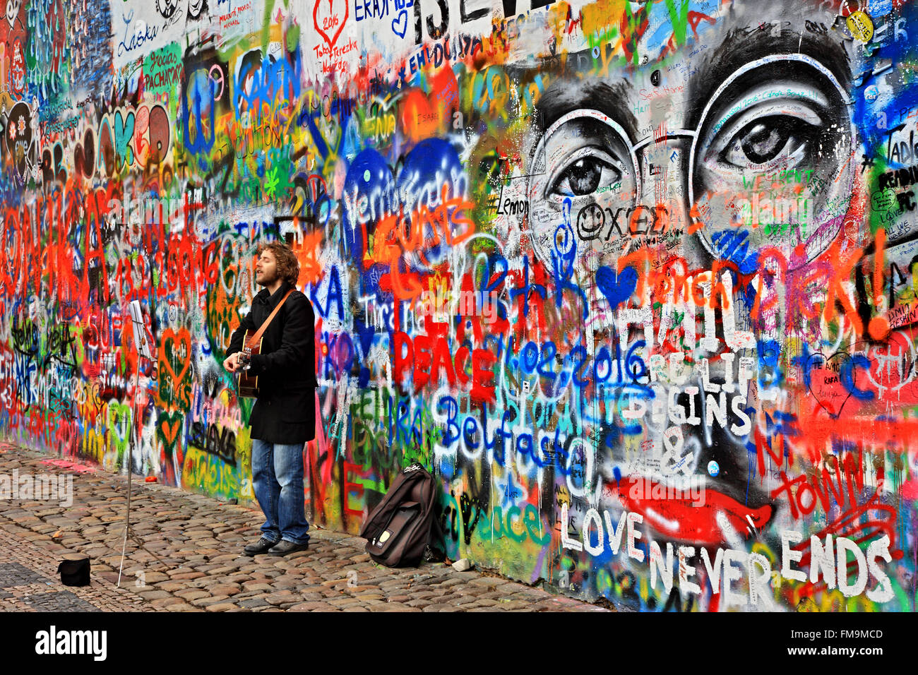 Die "John Lennon Mauer", Mala Strana ("kleine Viertel"), Prag, Tschechische Republik. Stockfoto