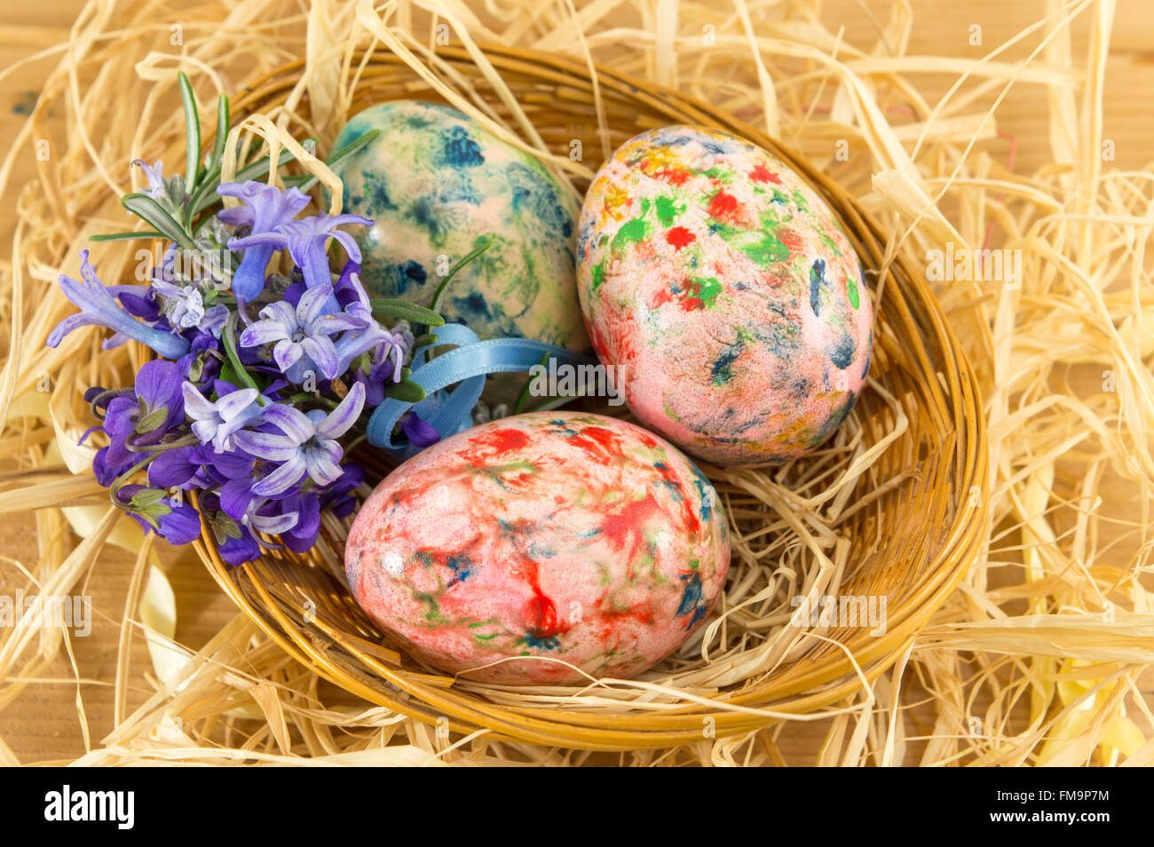 Handbemalte Ostereier aufs Stroh nest Stockfoto