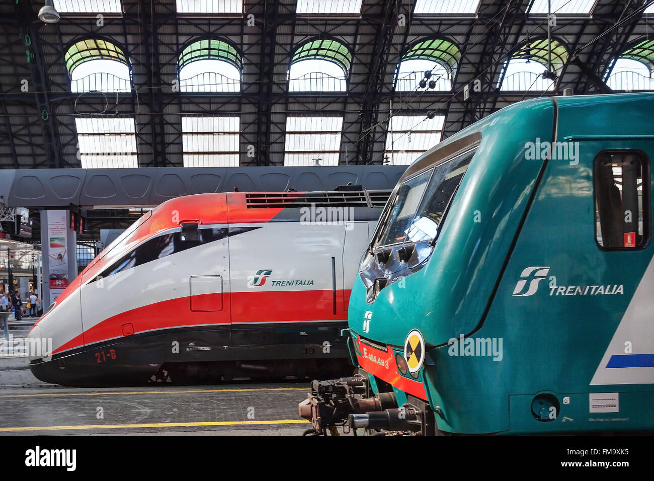 Mailand, Italien - 26. August 2013: Zwei Züge halten high-Speed auf den Gleisen des Hauptbahnhofs. Stockfoto