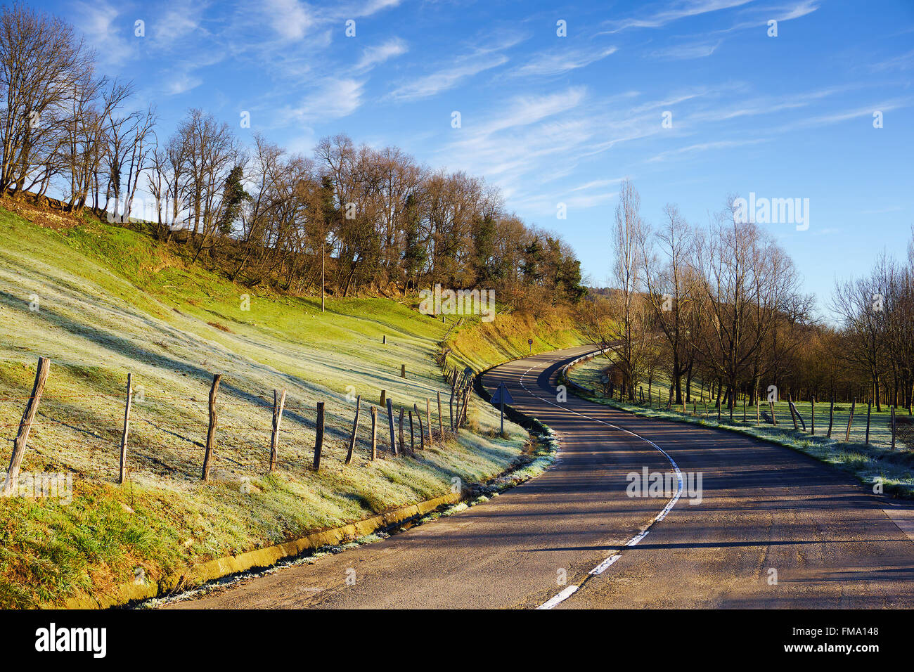 s-förmige Kurve Straße mit Sonnenlicht Stockfoto