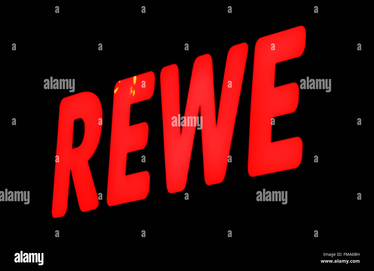 Markenname: "Rewe", Dezember 2013, Berlin. Stockfoto
