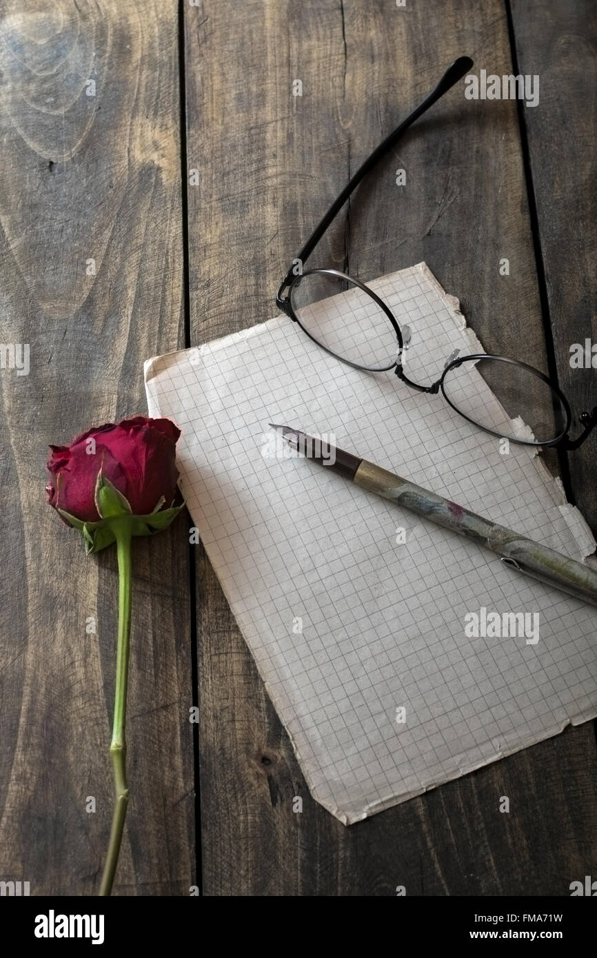 Liebesbrief und Rose auf hölzernen Hintergrund, von oben Stockfoto