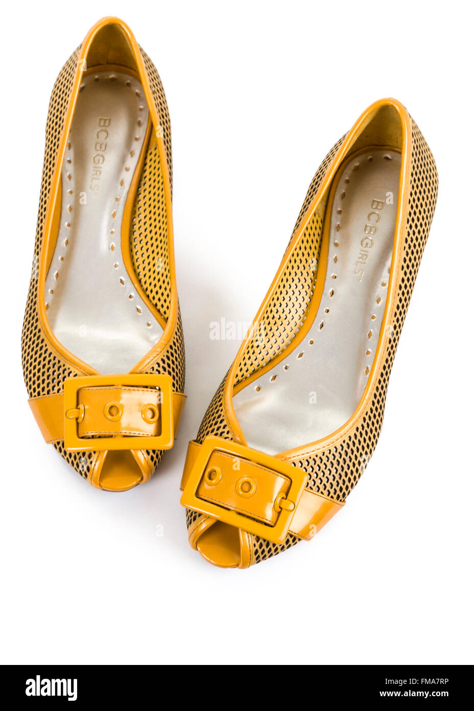 Gelbe Lackleder ballerina Flachbild open toe Pumps Schuhe auf weißem Hintergrund isoliert Model Release: Nein Property Release: Nein. Stockfoto