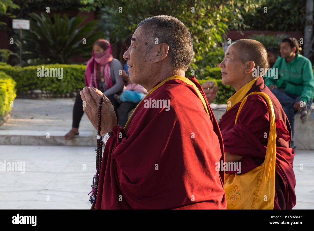 Kathmandu, Nepal - 20. Oktober 2014: Zwei Mönche beten in einem buddhistischen Tempel. Stockfoto