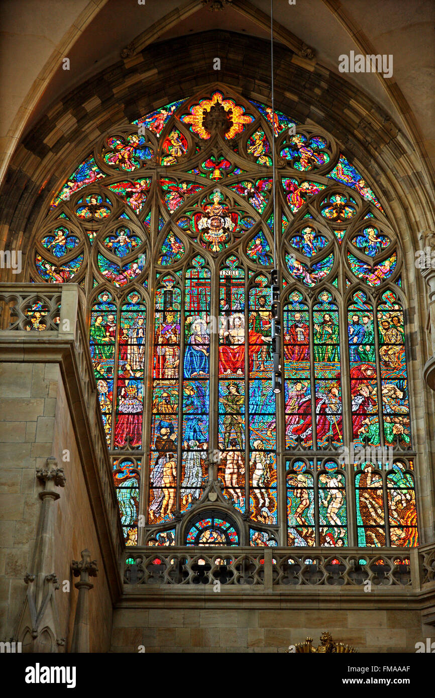 Glasmalerei-Fenster (das "jüngste Gericht") in St. Vitus Kathedrale, Pragerburg, Prag, Tschechische Republik. Stockfoto