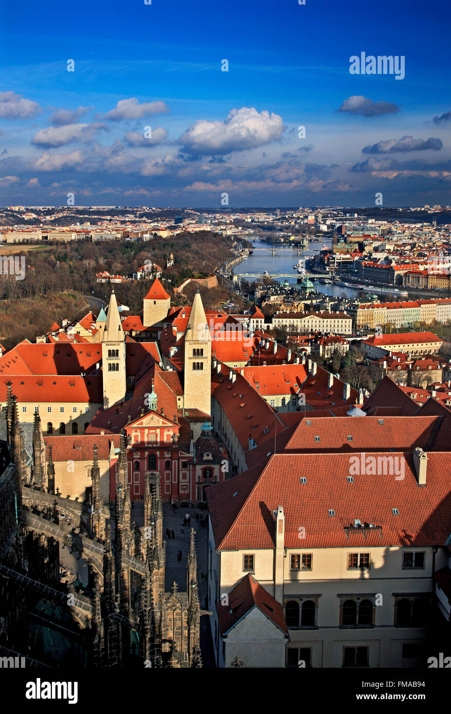 Panoramablick auf die Pragerburg ("Pratzky Hrad") aus dem Süden Turm von St Vitus Cathedral, Prag, Tschechische Republik Stockfoto