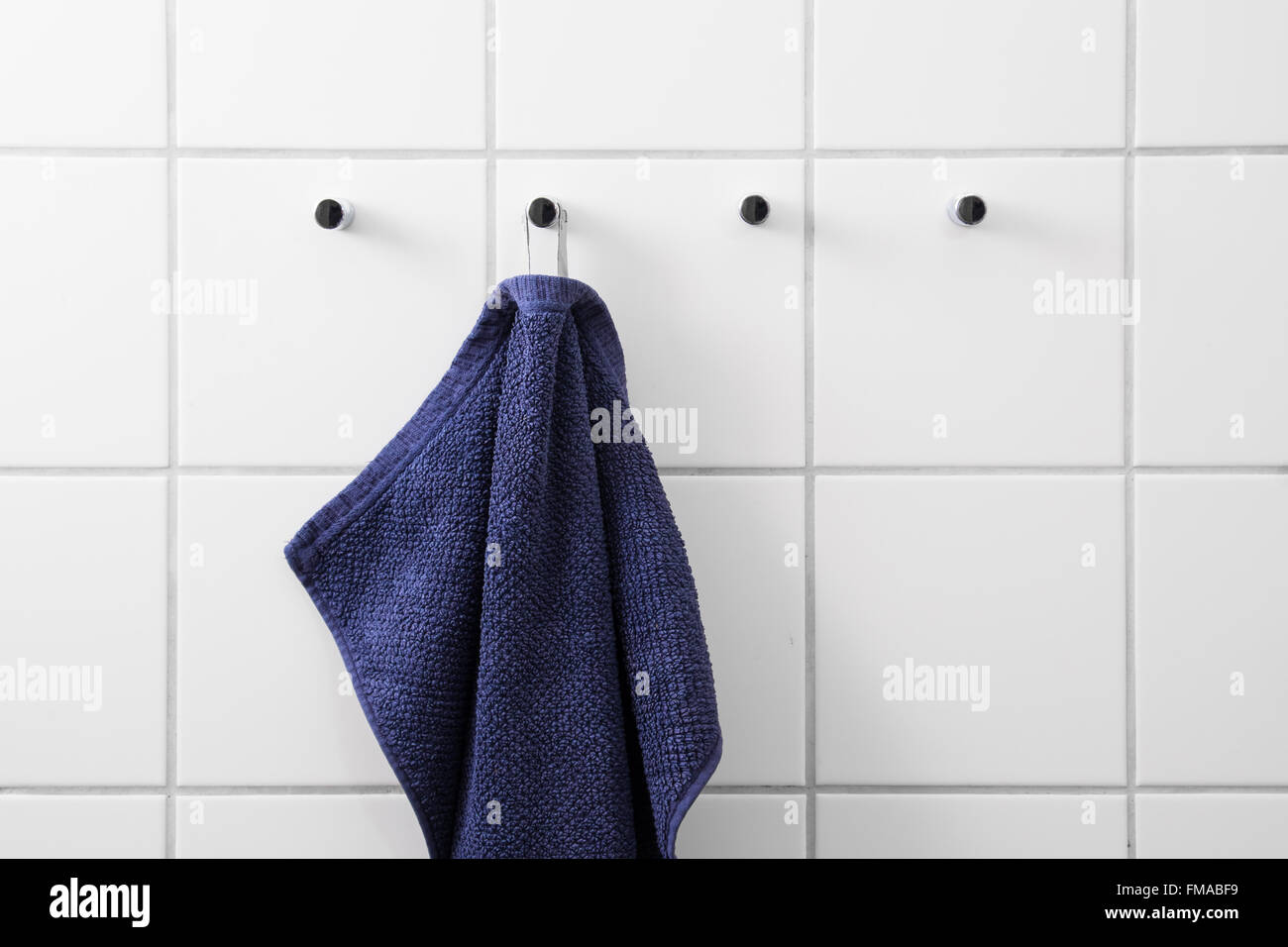 Blaues Handtuch Chrom Haken hängen Stockfoto