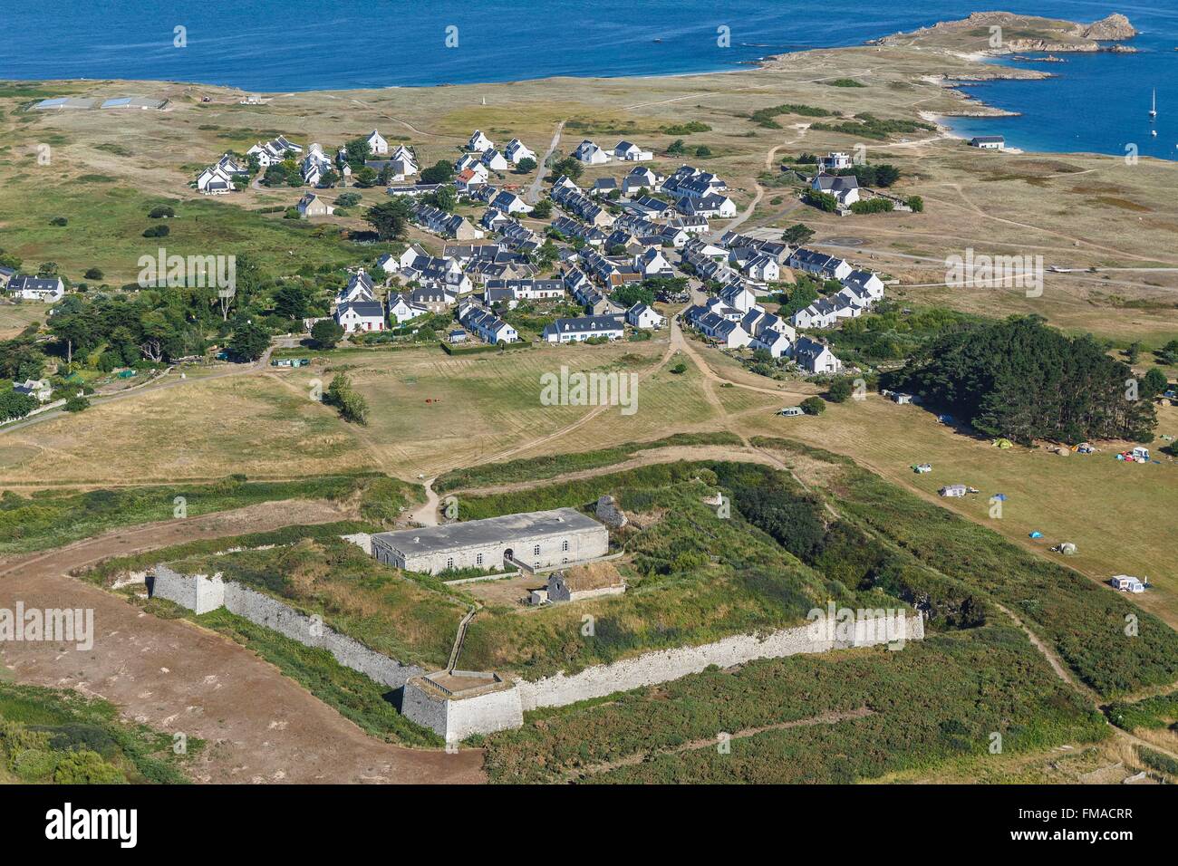 Frankreich, Morbihan, Hoedic, Louis Philippe Fort und das Dorf (Luftbild) Stockfoto
