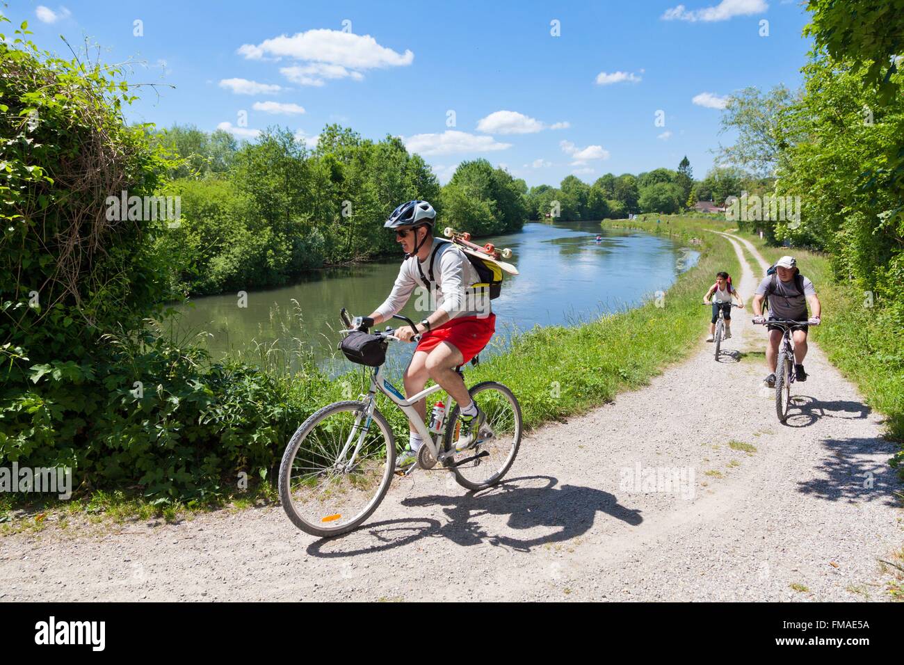 Frankreich, Somme, Abbeville, Fahrrad fahren auf die Treidelpfade entlang der Somme Kanal Stockfoto