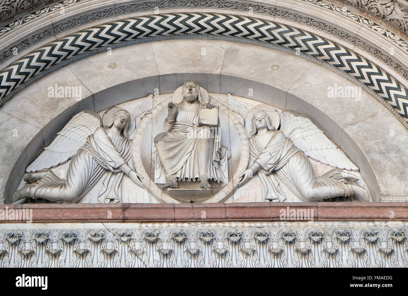 Kathedrale von St. Martin in Lucca. Lünette zeigt den Erlöser in einer Mandorla, gehalten von zwei Engeln, Lucca, Italien Stockfoto