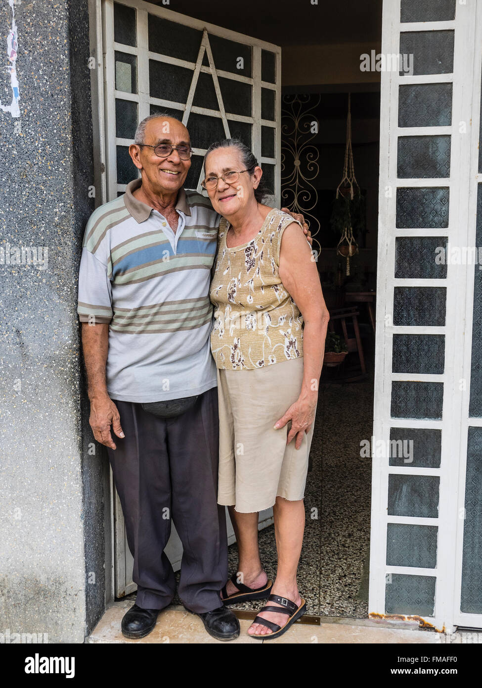 Ein älteres Ehepaar kubanischen stand in der Tür ihres Hauses in Havanna Vieja, Kuba. Stockfoto