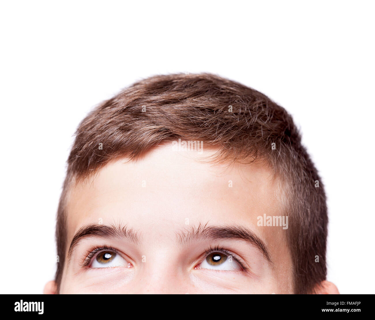 Teenboy nachschlagen, isoliert auf weißem Hintergrund Stockfoto