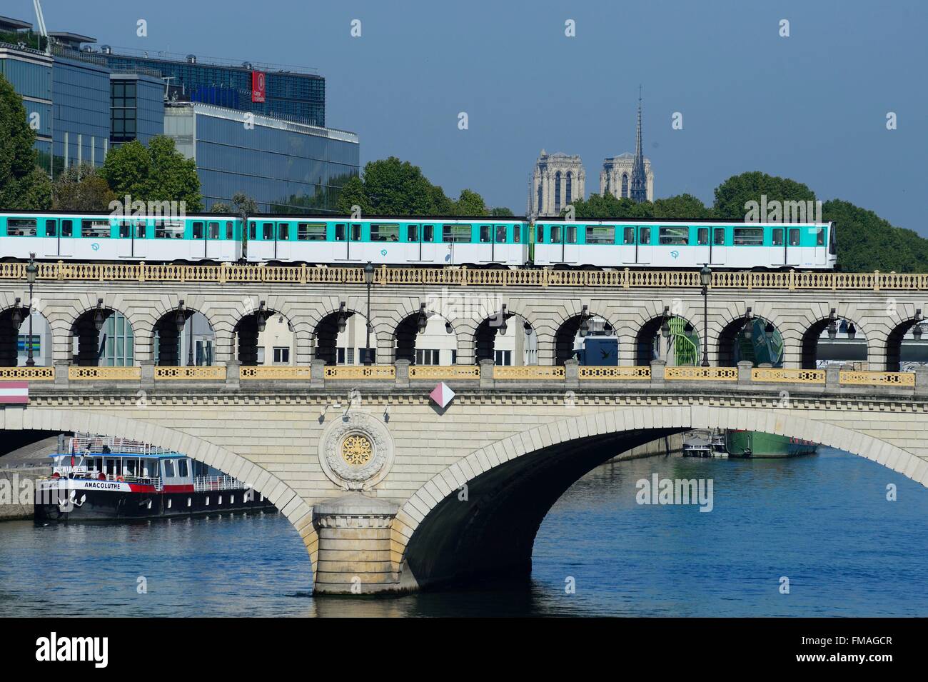 Frankreich, Paris, der Pont de Bercy und der Antenne u-Bahn Stockfoto