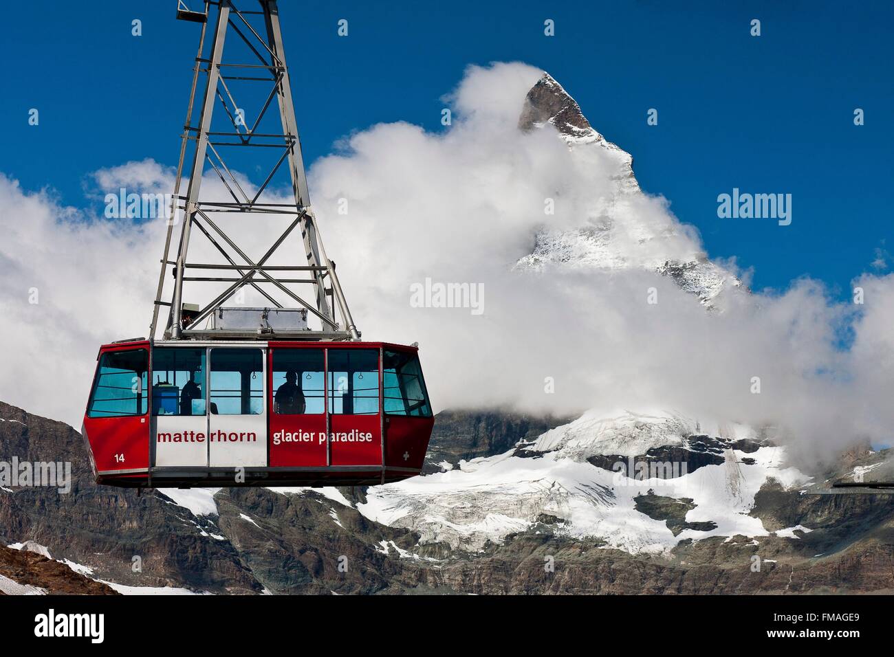 Schweiz, Kanton Wallis, Zermatt-Dorf, der Gondelbahn Matterhorn Glacier Paradise und das Matterhorn Stockfoto