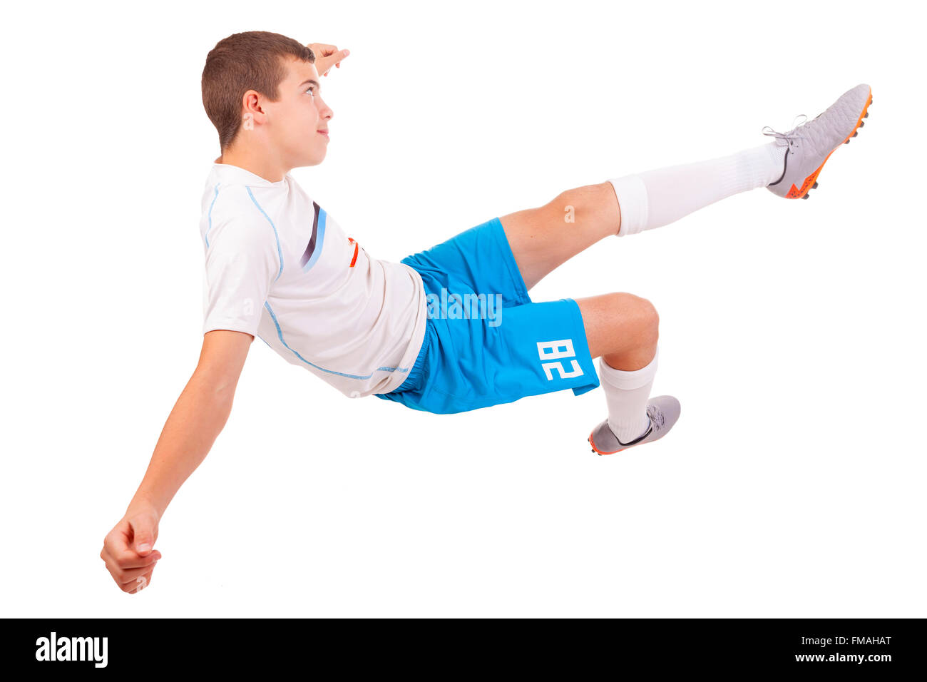 Profi-Fußballer machen einen akrobatischen tritt isoliert auf weißem Hintergrund Stockfoto