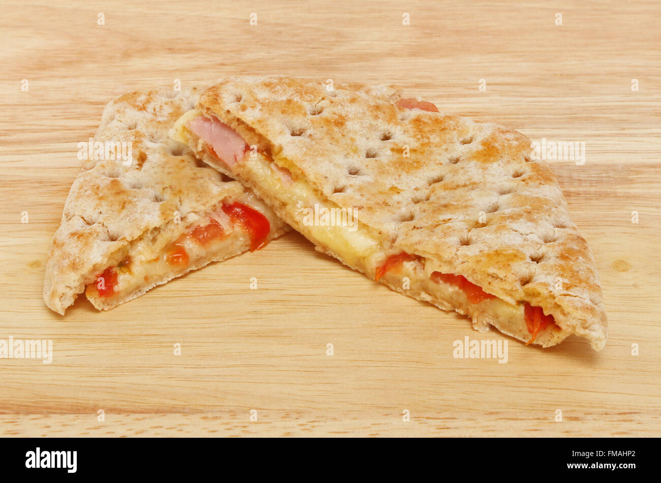 Käse, Tomate und Schinken Toast verdünnt auf einem Holzbrett Stockfoto