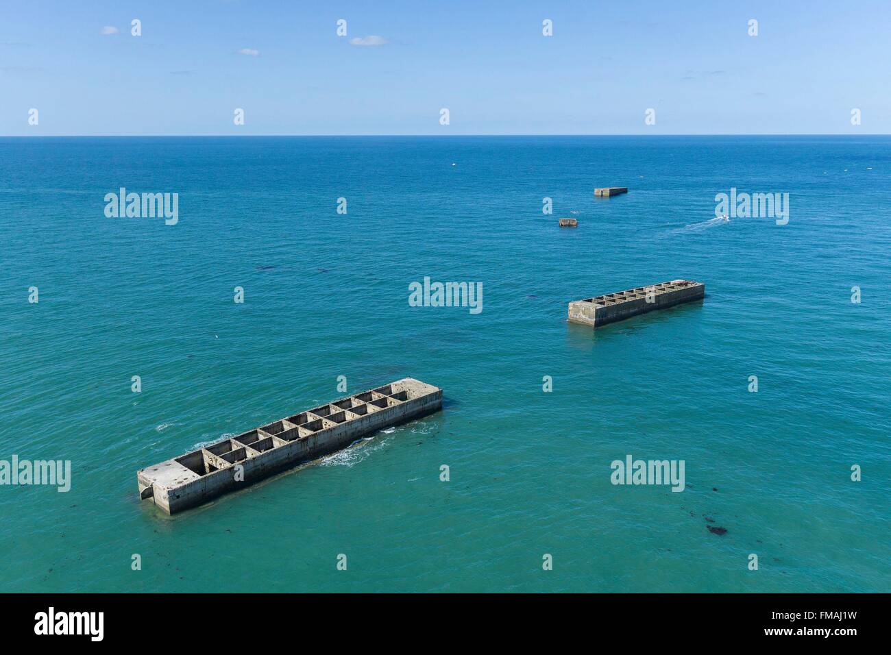 Frankreich, Calvados, Arromanches-Les-Bains, Mulberry B bleibt, Port Winston, Phoenix Wellenbrecher (Luftbild) Stockfoto