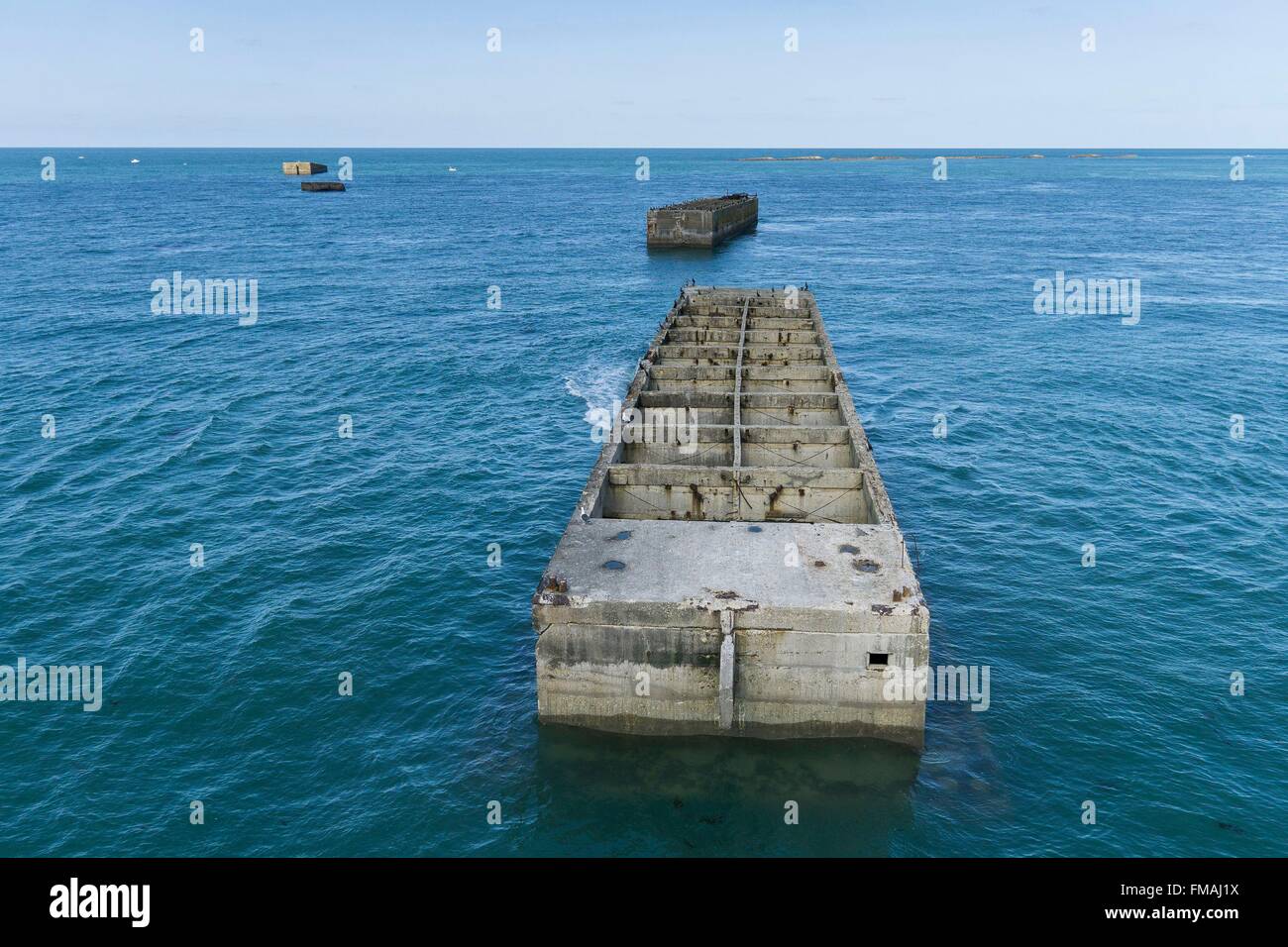 Frankreich, Calvados, Arromanches-Les-Bains, Mulberry B bleibt, Port Winston, Phoenix Wellenbrecher (Luftbild) Stockfoto