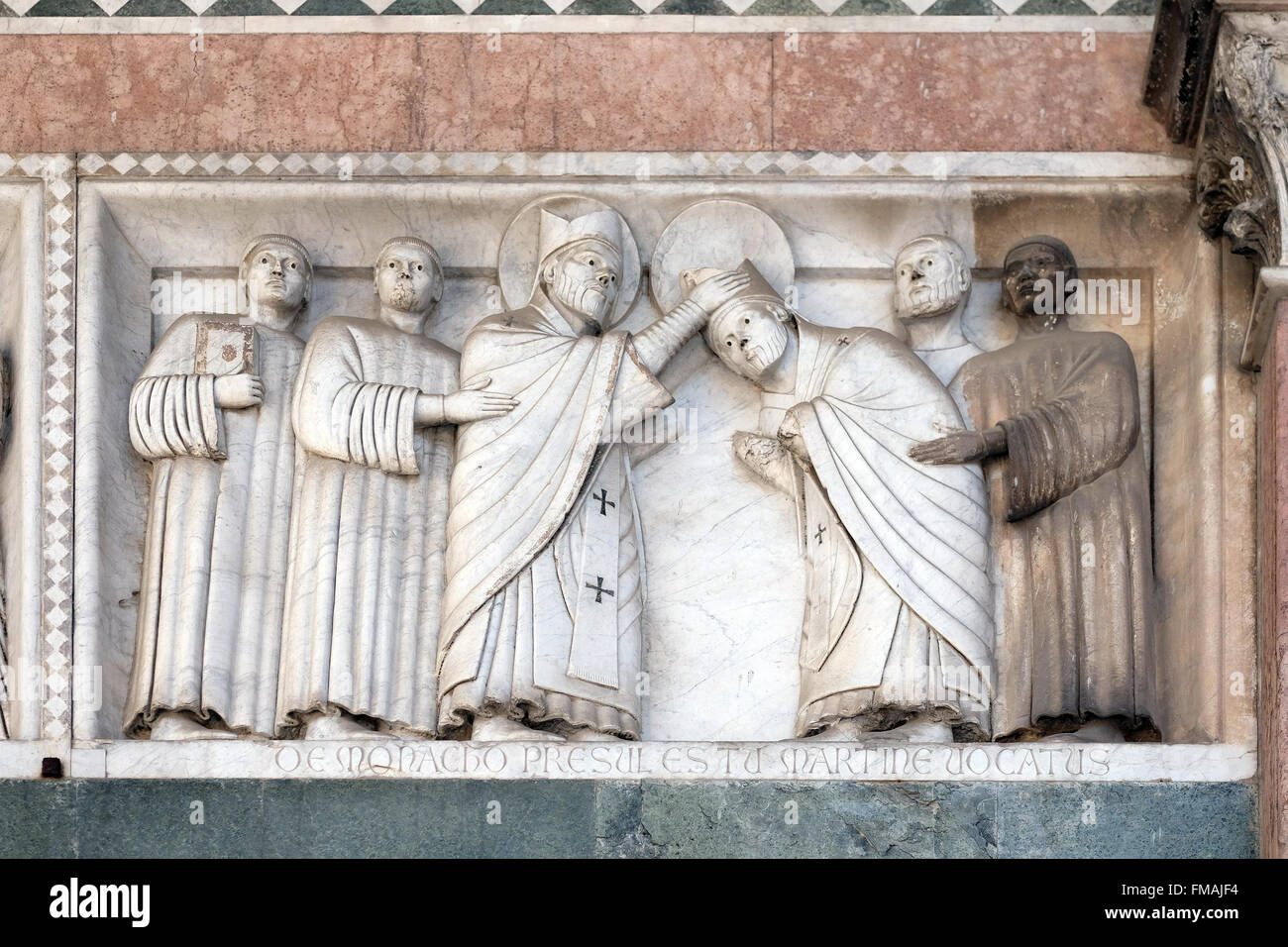 Das Basrelief aus den Geschichten von St. Martin; erhalten in der Vorhalle der Kathedrale von St. Martin in Lucca, Italien Stockfoto