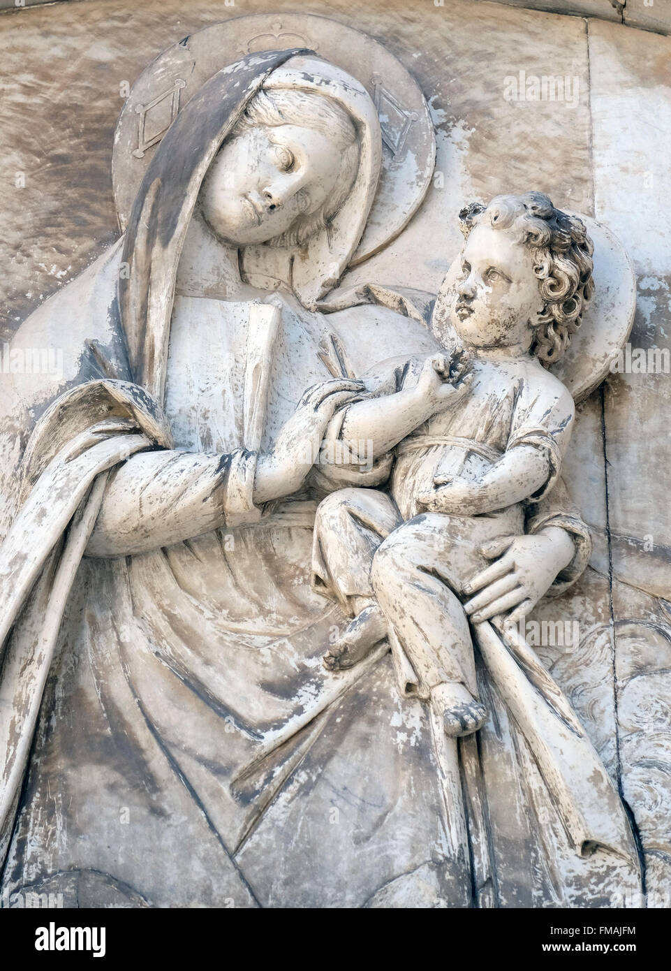 Flachrelief aus der Jungfrau Maria mit dem Jesuskind, Kathedrale von s. Martino in Lucca, Italien Stockfoto