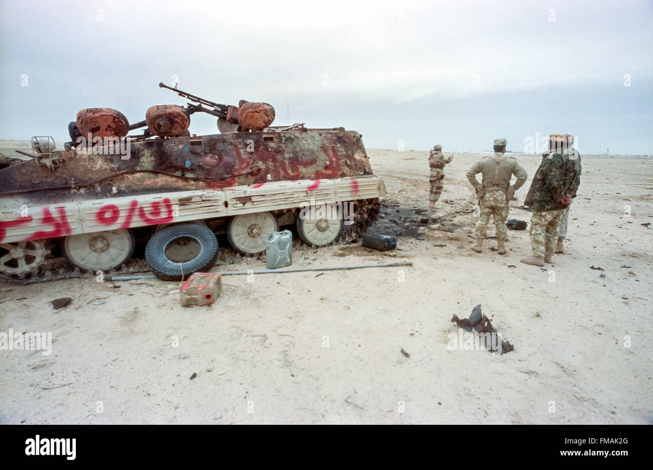 Katar Soldaten untersuchen zerstörte irakische gepanzerte