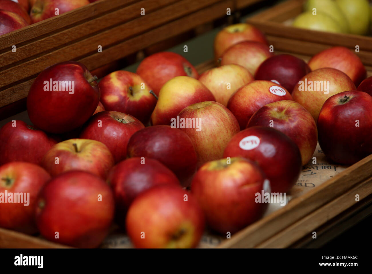 Äpfel auf dem Display in einer Schule-Café in Brighton, East Sussex, UK. Stockfoto