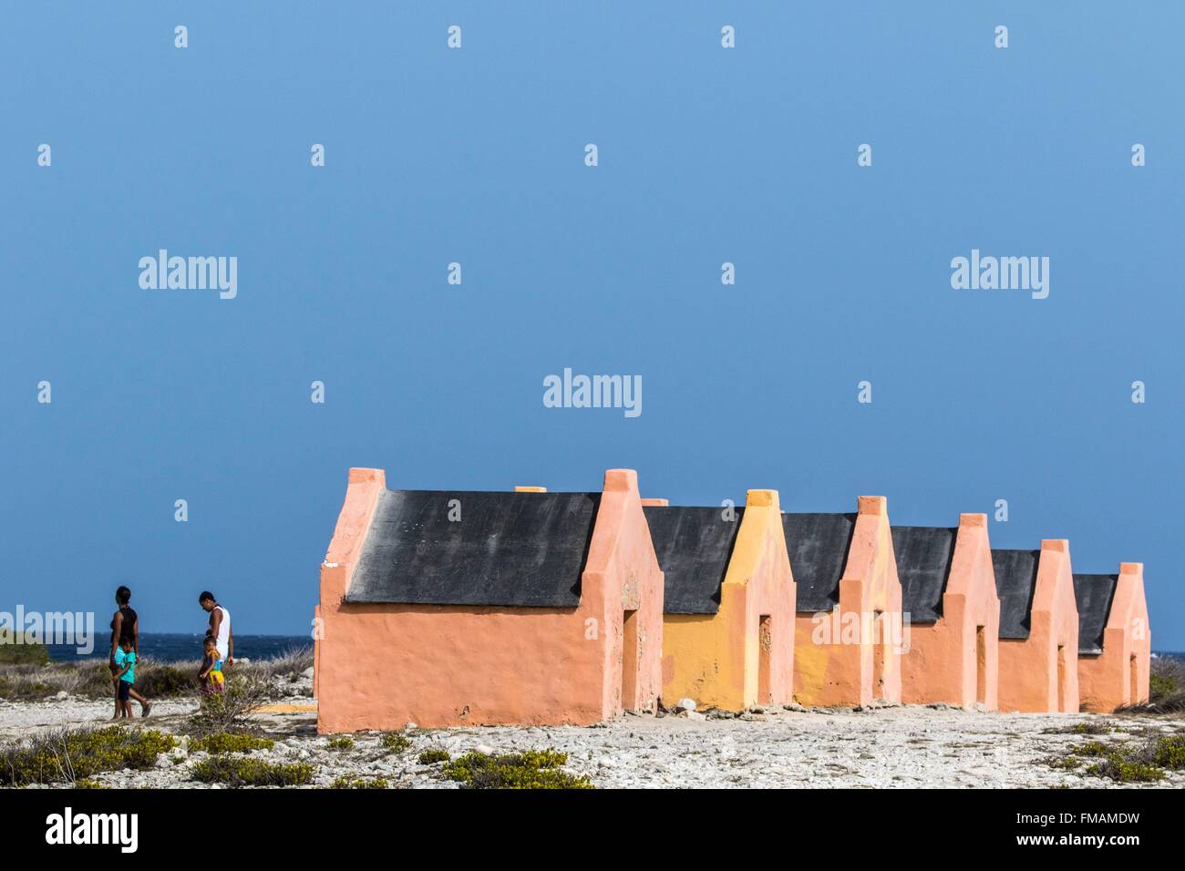 Niederländische Antillen, Bonaire Insel, Oranje Pan, ehemaliger Sklave Hütten und obelisk Stockfoto